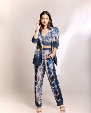 Nitanshi Goel Instagram - 애인 💙🫰🏻⛅️

Styled By - @isolatednee x @stylebyeshh
Outfit- @rannagill
Jewellery- @the_jewel_gallery
Footwear- @londonrag_in
HMU - @shine_and_shadow_ 
📸 - @smileplease_25

#Nitanshigoel #LaapataaLadies #Phool