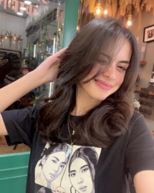 Nitanshi Goel Instagram - New hair!! 💇🏻‍♀️ Like🌸 or Love🌹
Here the ‘After’ pic sneaks in before the ‘Before’ pic

#NitanshiGoel #LaapataaLadies