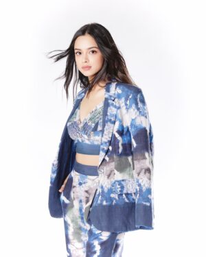 Nitanshi Goel Instagram - 애인 💙🫰🏻⛅️

Styled By - @isolatednee x @stylebyeshh
Outfit- @rannagill
Jewellery- @the_jewel_gallery
Footwear- @londonrag_in
HMU - @shine_and_shadow_ 
📸 - @smileplease_25

#Nitanshigoel #LaapataaLadies #Phool