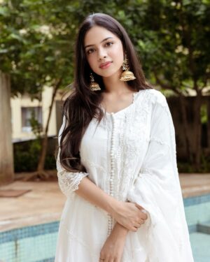Nitanshi Goel Instagram - Happy Independence Day!🇮🇳 
May we always uphold the values of freedom, justice, and equality for all 🤍 

📸: @dinesh_ahuja 
Outfit: @roze.india 
Styled by: @isolatednee 
Jewellery: @opasa.jewellery 
Styled by: @_anushkapuri_

#NitanshiGoel #HappyIndependenceDay India