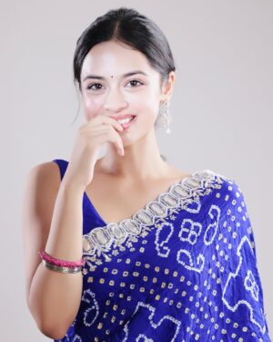 Nitanshi Goel Instagram - Kehte hain humko pyaar se India waale 💙🤍

Hair & Makeup by yours truly OG Sajni🌹
📸 @shafi_photography.in 
Saree @kirtiagarwal_varsha

#NitanshiGoel #Phool #LaapataaLadies #proudIndian