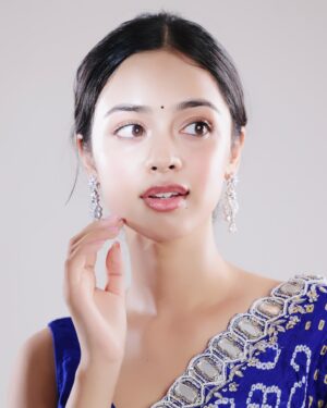 Nitanshi Goel Instagram - Kehte hain humko pyaar se India waale 💙🤍

Hair & Makeup by yours truly OG Sajni🌹
📸 @shafi_photography.in 
Saree @kirtiagarwal_varsha

#NitanshiGoel #Phool #LaapataaLadies #proudIndian