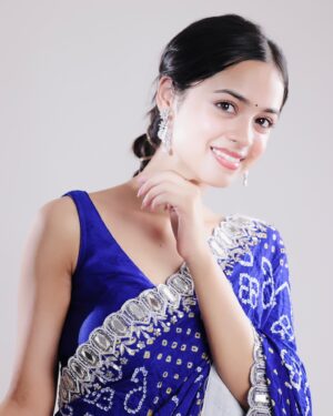 Nitanshi Goel Instagram - Kehte hain humko pyaar se India waale 💙🤍

Hair & Makeup by yours truly OG Sajni🌹
📸 @shafi_photography.in 
Saree @kirtiagarwal_varsha

#NitanshiGoel #Phool #LaapataaLadies #proudIndian