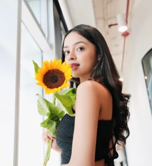 Nitanshi Goel Instagram - Entered into my 18th 💃🏻✌🏻
(completed 17)
Happy birthday wish keejiye mujhe but kuch creative aur beautyy-phool style mein🎂🌹🥳

Make-up & Hair @shine_and_shadow_ 

#nitanshigoel #LaapataaLadies #phool 🪷