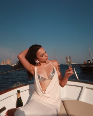 Nitibha Kaul Instagram - La Dolce Vita 🥂

Earrings @houseofreine 

#CapriSunset #Sunset #YachtLife #NKTravels #SunsetCaptures #NKInEurope #NKinCapri #Capri #ItalianSummer