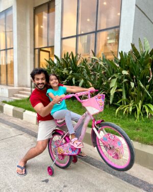 Nitya saxena Instagram - A super cool Sunday evening it was ❤️❤️

Tq @princessharini_official fr the cute bicycle 😍😇

@viyaofficial @nitya.saxena1186 #princessviya #anchorravi #familytime #familyfirst #daughterlove