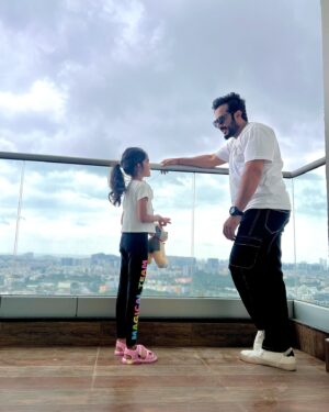 Nitya saxena Instagram - Those cute endless talks with a Daughter r the best a Father can ever experience 🥰😍

& i just listen ❤️❤️❤️

@viyaofficial @nitya.saxena1186 #anchorravi #princessviya #fatherdaughter #daughterlove