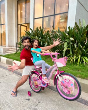 Nitya saxena Instagram - A super cool Sunday evening it was ❤️❤️

Tq @princessharini_official fr the cute bicycle 😍😇

@viyaofficial @nitya.saxena1186 #princessviya #anchorravi #familytime #familyfirst #daughterlove