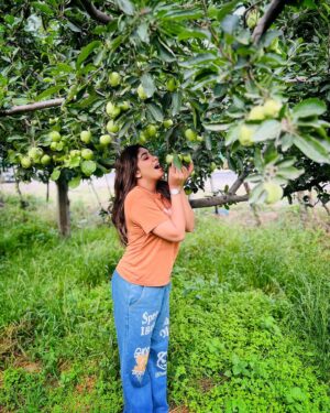 Niyuktha Prasad Instagram - I couldn’t find a Red one🍎
Still those Green Apples are cute🍏

#kashmir #pahalgam #india #nature #lover #explore #ootd #insta
