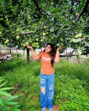 Niyuktha Prasad Instagram - I couldn’t find a Red one🍎
Still those Green Apples are cute🍏

#kashmir #pahalgam #india #nature #lover #explore #ootd #insta
