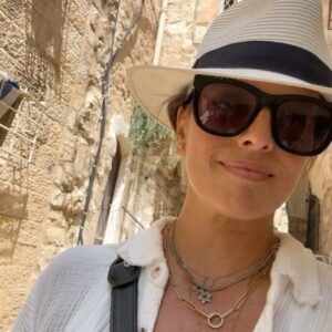Noa Tishby Instagram - There’s no place like #jerusalem. Every time I’m in Israel we spend a few days in this magical city with friends and family. And today it’s more important than ever... 

As soon as we got to the hotel I heard an incredible group of reservists wives is there for a conference @mamatcal1 so I had to pop in, spend some time together and see how these brave lionesses are holding us all up. (And hold a cute baby too :) 

We went to the rooftop of @mamillahotel for sunset drinks and from there to the Food Truck Festival @autochel_je and a laser show over the old city. Next day we spent time at the new and renovated National Library @nli_israel with ancient and modern Jewish literature. Next we went to the Hebrew music museum @hebrew_music_museum where the kids (ok, the adults too) got to play old and new instruments. Shabbat dinner was stunning at Chakra restaurant. @chakrarest Beyond delicious fusion Israeli food. The next day we walked the old city again and got to climb all the way to the top of the ancient minaret at @towerofdavid! It held up well. Thank G :) 

And yeah, Ari chose that shirt on his own 😂 

Can’t wait to be back, I💙JLM 

Thank you for everything as always @itraveljerusalem @reutf81 @asia.spectour 
 
אין על ירושלים…. בכל פעם שאני פה אני מקפידה לעשות טיול בעיר המהממת שלנו - והיום זה אפילו יותר חשוב מתמיד. כשהגענו אמרו לי שיש במלון קבוצה של נשות מילואים בחופשה עם ארגון נפלא שנקרא ממטכ״ל אז הלכתי לפגוש אותן ולעזור להחזיק תינוק, כי זה מה שצריך לעשות לאשת מילואימניק שסוחבת הכל על גבה לבדה. הן היו מדהימות אריות (לא לביאות! אריות!!) מעוררות השראה. 

בילינו שלושה ימי קסם בעיר הקסומה הזאת. מלון ממילא היה מהמם עם שקיעה מדהימה כתמיד. אוטואוכל זה גאוני והילדים אכלו רקדו רצו להם והשתוללו עד מופע הלייזרים מעל העיר העתיקה. למחרת נסענו לספרייה הלאומית והיה פשוט עוצר נשימה חובה להגיע גם הילדים נהנו. מוזיאון המוזיקה היה מקסים. בערב הלכנו למסעדת צ׳אקרה וטרפנו אוכל מושלם. למחרת טיילנו שוב בעיר העתיקה קניתי זעתר ותבלין שווארמה והסכמתי שארי יקנה את החולצה האדומה הזאת כי… כי זה לא לא נכון 😂 אני אוהבת את ירושלים כל כך… לא יכולה לחכות לחזור שוב. 💙💙💙💙💙.