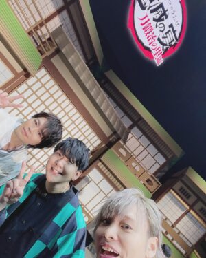 Nobuhiko Okamoto Instagram - #鬼滅の刃　鬼滅祭に出演しました
声優として、このレベルの朗読や生アフレコのあるイベントはとても珍しく思います
鬼滅スタッフの皆様と、凄まじい力を持った皆様と登壇できたことを光栄に思います

#これは役者として幸せだ
#サプライズ組の方々とパシャリ
#サプライズの方が出るたびに歓声があがるの嬉しすぎました
#ラクーンドッグポーズ