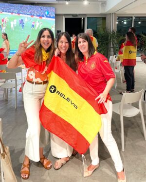 Noemí de Miguel Instagram - CAMPEONES ! 

Este equipo nos ha llevado toda la Euro en volandas. Y no solo por el juego, las alternativas, saber sufrir y remontar y ser honestos y humildes en la victoria… sino porque es el reflejo de la sociedad que somos. En España y sus 48 millones de habitantes hay diversidad, ideas, objetivos muy diferentes. Como en esta selección que, sin embargo, se une y gobierna en la generosidad, el trabajo de equipo y la equidad. Todos saben para qué están ahí. Desde el riojano (aprovecho para citar mi tierra y la segunda foto es de un trío riojano ), Luis de la Fuente, que conoce a estos chicos como nadie, han crecido con él y cita por talante, talento y actitud más que portadas. Los Nico o Lamin, pero también Rodrigo o Navas… enormes.

Hija, has nacido para en una época de victorias del deporte español. No sabes lo difícil que es esto a lo que nos están acostumbrando Rafa, los Carlos, la selección femenina, golf, atletismo (verás los JJOO) y tantos otros … 

Mi última vez en ese estadio el Barça ganó una Champions (os acordáis de la última final perdida ??!) y de ahí me fui a la F1. Previamente mi amigo @hasanbratic trabajaba ayer en el Olímpico, animaba a España y me mandó sus fotos 🤍

ES BONITO