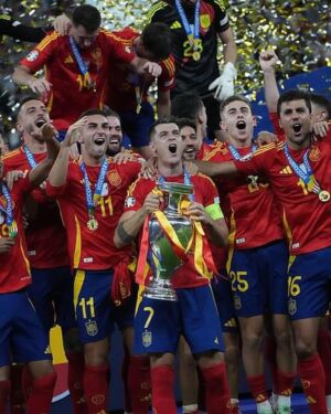 Noemí de Miguel Instagram - CAMPEONES ! 

Este equipo nos ha llevado toda la Euro en volandas. Y no solo por el juego, las alternativas, saber sufrir y remontar y ser honestos y humildes en la victoria… sino porque es el reflejo de la sociedad que somos. En España y sus 48 millones de habitantes hay diversidad, ideas, objetivos muy diferentes. Como en esta selección que, sin embargo, se une y gobierna en la generosidad, el trabajo de equipo y la equidad. Todos saben para qué están ahí. Desde el riojano (aprovecho para citar mi tierra y la segunda foto es de un trío riojano ), Luis de la Fuente, que conoce a estos chicos como nadie, han crecido con él y cita por talante, talento y actitud más que portadas. Los Nico o Lamin, pero también Rodrigo o Navas… enormes.

Hija, has nacido para en una época de victorias del deporte español. No sabes lo difícil que es esto a lo que nos están acostumbrando Rafa, los Carlos, la selección femenina, golf, atletismo (verás los JJOO) y tantos otros … 

Mi última vez en ese estadio el Barça ganó una Champions (os acordáis de la última final perdida ??!) y de ahí me fui a la F1. Previamente mi amigo @hasanbratic trabajaba ayer en el Olímpico, animaba a España y me mandó sus fotos 🤍

ES BONITO