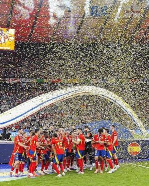 Noemí de Miguel Instagram - CAMPEONES ! 

Este equipo nos ha llevado toda la Euro en volandas. Y no solo por el juego, las alternativas, saber sufrir y remontar y ser honestos y humildes en la victoria… sino porque es el reflejo de la sociedad que somos. En España y sus 48 millones de habitantes hay diversidad, ideas, objetivos muy diferentes. Como en esta selección que, sin embargo, se une y gobierna en la generosidad, el trabajo de equipo y la equidad. Todos saben para qué están ahí. Desde el riojano (aprovecho para citar mi tierra y la segunda foto es de un trío riojano ), Luis de la Fuente, que conoce a estos chicos como nadie, han crecido con él y cita por talante, talento y actitud más que portadas. Los Nico o Lamin, pero también Rodrigo o Navas… enormes.

Hija, has nacido para en una época de victorias del deporte español. No sabes lo difícil que es esto a lo que nos están acostumbrando Rafa, los Carlos, la selección femenina, golf, atletismo (verás los JJOO) y tantos otros … 

Mi última vez en ese estadio el Barça ganó una Champions (os acordáis de la última final perdida ??!) y de ahí me fui a la F1. Previamente mi amigo @hasanbratic trabajaba ayer en el Olímpico, animaba a España y me mandó sus fotos 🤍

ES BONITO