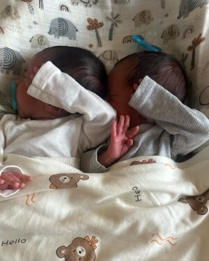 Noémie Abossolo Instagram - Après plus d’un mois et demi d’hospitalisation KAËNY ISMAËL & SHAÏLY ISAAC et moi même avons pu rentrer à la maison 👶🏽🏥
 

Les voir pour la première fois, si petit, si fragile, mais pourtant si fort, a été une expérience bouleversante. Dans leur yeux, j’ai découvert une étincelle de vie et d’innocence, et dans leur  sourire, la plus belle des promesses 💫

MERCI MON DIEU🙏🏾

j’attendais le moment qui me semblait opportun pour vous les présenter ❤️

💇🏽‍♀️ : @wearelocksed