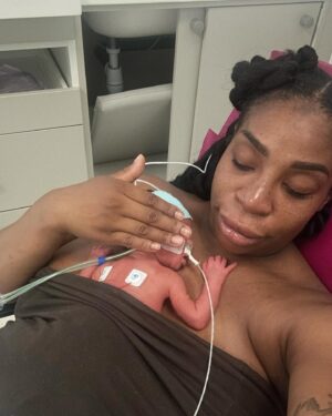 Noémie Abossolo Instagram - Après plus d’un mois et demi d’hospitalisation KAËNY ISMAËL & SHAÏLY ISAAC et moi même avons pu rentrer à la maison 👶🏽🏥
 

Les voir pour la première fois, si petit, si fragile, mais pourtant si fort, a été une expérience bouleversante. Dans leur yeux, j’ai découvert une étincelle de vie et d’innocence, et dans leur  sourire, la plus belle des promesses 💫

MERCI MON DIEU🙏🏾

j’attendais le moment qui me semblait opportun pour vous les présenter ❤️

💇🏽‍♀️ : @wearelocksed