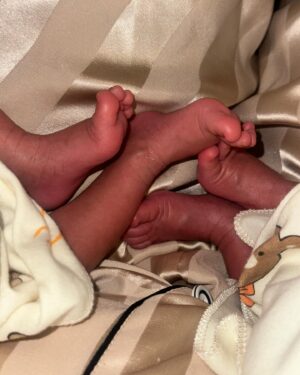 Noémie Abossolo Instagram - Après plus d’un mois et demi d’hospitalisation KAËNY ISMAËL & SHAÏLY ISAAC et moi même avons pu rentrer à la maison 👶🏽🏥
 

Les voir pour la première fois, si petit, si fragile, mais pourtant si fort, a été une expérience bouleversante. Dans leur yeux, j’ai découvert une étincelle de vie et d’innocence, et dans leur  sourire, la plus belle des promesses 💫

MERCI MON DIEU🙏🏾

j’attendais le moment qui me semblait opportun pour vous les présenter ❤️

💇🏽‍♀️ : @wearelocksed