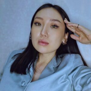 Nomin-Erdene Munkhbat Instagram - Aging is all mental ♾ CHEERS ✌🏼. earrings @zegl_mongolia