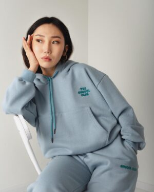 Nomin-Erdene Munkhbat Instagram - Ib ni 9.25naas ehleed @offlinestorehere eer uuriin brand boloh The Uncool Club iig launching hiij bainaaa🎉🥳 hamtarj ajillasan designer @tsgykh-daa zunduu bayarlalaaa 🙆🏻‍♀️❤️ zuvhun UNCOOL humuus hudaldaj avaaraii😎 photo by @gzel_gz  bayrlalaaa