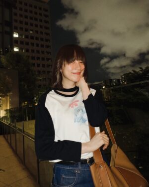 Non Instagram - 腹ごしらえの後の、ヘアカット。
赤い目が動物的ですき🐈
夏の夜を感じたーー

#💇‍♀️