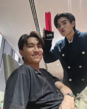 Noppharnach Chaiwimol Instagram - วันนั้นบทหลี่หมิงมันคงยากมากๆสำหรับโฟร์ท จนแกต้องเสียน้ำตา แต่มาถึงวันนี้พี่ว่ามันคุ้มค่านะ ดีใจด้วยมากๆเลยนะไอ้หนู @fourth.ig 
#MoonlightChicken
#คมชัดลึกอวอร์ด20
