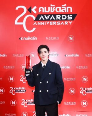 Noppharnach Chaiwimol Instagram - วันนั้นบทหลี่หมิงมันคงยากมากๆสำหรับโฟร์ท จนแกต้องเสียน้ำตา แต่มาถึงวันนี้พี่ว่ามันคุ้มค่านะ ดีใจด้วยมากๆเลยนะไอ้หนู @fourth.ig 
#MoonlightChicken
#คมชัดลึกอวอร์ด20
