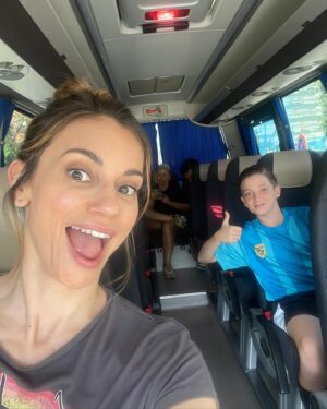 Norma Ruiz Instagram - Ya estamos rodando “Futbolisimos y el misterio del tesoro pirata” desafiando el calor y echándonos risas mil con este pedazo de reparto capitaneado por Miguel Angel Lamata! @josito_chester @rtve @movistar_es 🎬 #Futbolísimos2 ⚽️