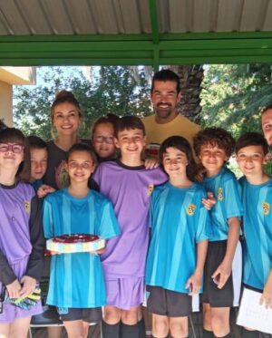 Norma Ruiz Instagram - Ya estamos rodando “Futbolisimos y el misterio del tesoro pirata” desafiando el calor y echándonos risas mil con este pedazo de reparto capitaneado por Miguel Angel Lamata! @josito_chester @rtve @movistar_es 🎬 #Futbolísimos2 ⚽️