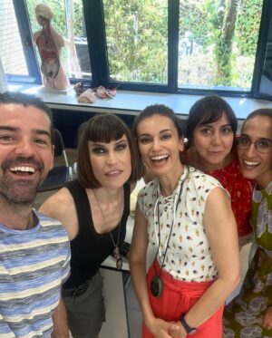 Norma Ruiz Instagram - Ya estamos rodando “Futbolisimos y el misterio del tesoro pirata” desafiando el calor y echándonos risas mil con este pedazo de reparto capitaneado por Miguel Angel Lamata! @josito_chester @rtve @movistar_es 🎬 #Futbolísimos2 ⚽️