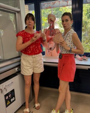 Norma Ruiz Instagram - Ya estamos rodando “Futbolisimos y el misterio del tesoro pirata” desafiando el calor y echándonos risas mil con este pedazo de reparto capitaneado por Miguel Angel Lamata! @josito_chester @rtve @movistar_es 🎬 #Futbolísimos2 ⚽️