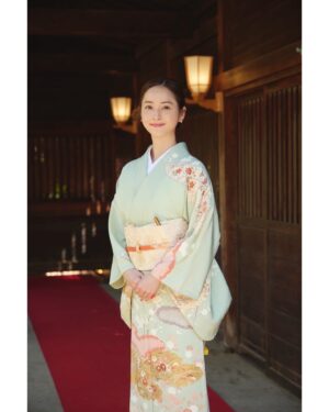Nozomi Sasaki Instagram - .
少し前になりますが、
七五三のお参りで、ご祈祷を受けてきました！
カメラマンはお仕事でも、家族ぐるみでも仲良くさせていただいている菊地史さんこと、ふみ君に撮っていただきました📸
本当に優しくて綺麗で素敵な写真ばかり。
ふみ君のお人柄が出てる。
プライベートなのに感謝です🙇‍♀️
そして家族全員分のお着物は、着物や浴衣の撮影でお世話になっている鷲見道子さんにスタイリングしていただきました！
この色合いのお着物や帯との合わせ方がとても素敵🥹

家族写真も沢山撮っていただいて一生の思い出に。
感謝です✨

ちなみに髪型は全くやり方分からなくて、朝ネットで調べて10分で完成させた。笑
メイクも10分。笑

最後の写真は、自宅で記念にiPhoneで撮った写真です🙏