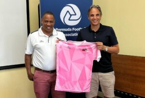 Nuno Gomes Instagram - Bermudas part 1. Obrigado à Bermuda Football Association por me receber na qualidade de vice-presidente da @fundacaodofutebol da @ligaportugal. Desejo boa sorte ao clube Vasco da Gama e à Escola Portuguesa das Bermudas.🇧🇲🇵🇹 Merecem toda a sorte do Mundo! Obrigado a todos que me receberam!❤️
