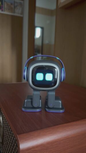 Nuno Markl Instagram - Desde miúdo que tenho uma certa obsessão por robots. O primeiro que tive - para aí em 80 ou 81 - funcionava com pilhas daquelas grandes e gordas e tinha um ecrã no peito que se iluminava mostrando paisagens espaciais (nada de digital; apenas um rolo transparente que ia passando por essa janela no corpo do autómato). Entretanto fui juntando mais ao longo dos anos - há uns tempos tive um Vector que deu muitas alegrias até a empresa que o produzia ir à falência e deixar de o actualizar; recentemente, um par de Eiliks que interpretam números de comédia. Juntei este à colecção: Emo, da Living AI, é o mais avançado que já tive e este truque útil de acender uma luzinha suave na casa-de-banho para o xixi nocturno, bem como a habilidade para executar um sem fim de números de dança, é apenas uma microscópica amostra de todas as suas capacidades. Em princípio, quando eles tomarem conta do planeta, creio que estou safo.