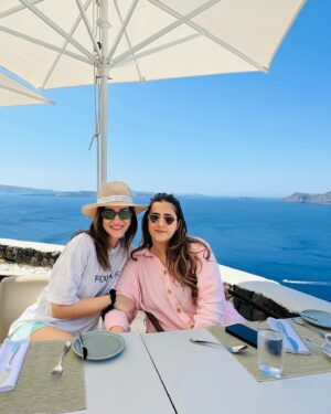 Nupur Sanon Instagram - I like me better when I’m with you 👭💞🤗🥰

With my bestest friend for life.. 

Happy Friendship Day Everyone!! ❤️❤️