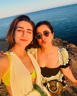 Nupur Sanon Instagram - I like me better when I’m with you 👭💞🤗🥰

With my bestest friend for life.. 

Happy Friendship Day Everyone!! ❤️❤️
