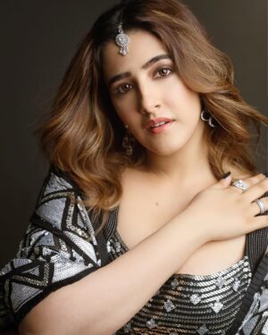 Nupur Sanon Instagram - Kadi milke baitho …

Gal kariye pyaar di? ❤️‍🔥♠️

•
Outfit : @manishmalhotra05 @manishmalhotraworld
Makeup @kavyesharmaofficial 
Hair @pinkeykashidonhair 
Styled by @styled_by_meera 
📸 @advait_vaidya 
Rings : @goldenwindow @ascend.rohank
@niramyajewels @offbeatmediain
Earrings : @adrisyajewels 
Bangles : @niramyajewels