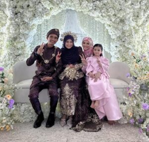 Nur Fazura Instagram - Selamat berbahagia anak gadis kesayangan Faz,  @idzniamin dan suami nya, Faiq. Idzni merupakan anak saudara Faz yang dari kecil selalu Faz kidnap bawa balik rumah untuk Faz ajak bermain, sampai arwah ayah nya selalu bising sebab Faz kidnap anak dia sampai berminggu-minggu 😅 

Idzni anak yang baik dan Syukur Alhamdulillah, Faz tumpang bahagia melihat Idzni selamat bertemu jodoh yang terbaik buatnya mudah-mudahan. Semoga sentiasa saling menjaga, setia dan saling bertanggungjawab dalam melindungi kebahagiaan rumahtangga anda berdua di dunia akhirat.. mudah-mudahan.. aminnn 🤲🏻💖💐