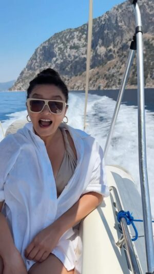 Nurgül Yeşilçay Instagram - Tatil çok yorucu😎😎😎Sonrasında 2 gün kendime gelemiyorum😜
Tatilde enerjik olma çabası çok yorucu diil mi ya! Aman hiçbir şeyi kaçırmayalım. Amann😂😂😂