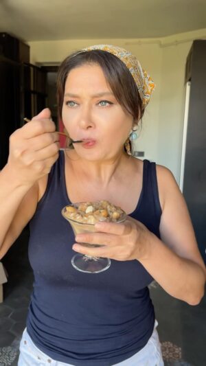 Nurgül Yeşilçay Instagram - Aşure yapıyoruz hanımlar😋😋😋Bolluk bereket getirsin hepimize💕
Tarif aşada👇

500gr buğday
1 tabak haşlanmış nohut
Küçük 1 kase haşlanmış fasulye
10 dk sıcak suda bekletilmiş kuru kayısı ve incir
Bolca ceviz, fındık, badem içi
2 portakal kabuğu rendesi
1 büyük bardak süt
4 çubuk tarçın ama daha fazla olabilirmiş
Karanfil suyu
İstediğiniz kadar şeker. Tadarak koyun bence
Geceden suda bekletilmiş buğday 1 saat kaynadıktan sonra tüm malzemeler içine konur. 15 dk kısık ateşte hepsi birlikte piştikten sonra demlemeye bırakılır. 2 saat kadar. Sonra tabaklara alınır. 
Afiyet olsun🥰