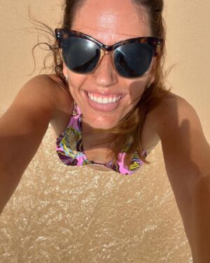 Núria Marín Instagram - Hoy en NuriaSalseo he ido a la playa y me he hecho fotos pensando que estaba estupenda, pero llevaba los pelos como si hubiera metido los dedos en un enchufe. No podía revisar las fotos allí porque no se ve un pijo por el sol y ahora ya it’s too late to apoligize… como hay confianza las subo. ❤️