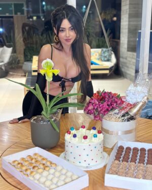 Nyvi Estephan Instagram - Dump de aNyvirsário
1- 🍪
2- foto de casal moderno (quando as IAs forem legalizadas, cenas como essas serão normais 💅
3- video de 🍪
4- Julia vindo do Rio pra me ver ❤️
5- foto da galera 🫶
6- video auto explicativo kkkkk 🥹❤️
7- mais 🍪
8- 🍪 e 🎂
9- família ❤️
10- loop de 🍪