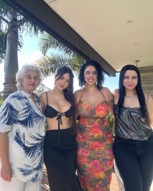 Nyvi Estephan Instagram - Dump de aNyvirsário
1- 🍪
2- foto de casal moderno (quando as IAs forem legalizadas, cenas como essas serão normais 💅
3- video de 🍪
4- Julia vindo do Rio pra me ver ❤️
5- foto da galera 🫶
6- video auto explicativo kkkkk 🥹❤️
7- mais 🍪
8- 🍪 e 🎂
9- família ❤️
10- loop de 🍪