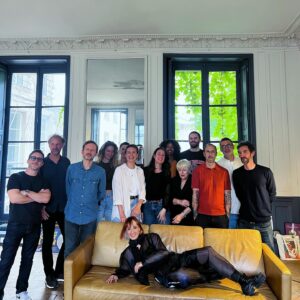 Océane Colom Instagram - C’EST SIGNÉ! ✍️🍾 

Je me revois y’a quelques années signer mon 1er contrat.
sans trop l’avoir lu, sans vraiment tout comprendre
Je réalisais mon rêve et souvent quand on réalise ses rêves, on demande pas les détails, on fonce vers eux, tête baissée. 
C’est ce que j’ai fait et je n’ai aucun regret. 
Il faut un début à tout, surtout pour raconter les plus belles fins! 

Aujourd’hui, c’est tête haute que je signe ce nouveau contrat en licence et que j’enfile la casquette de productrice pour fabriquer mon prochain album et les suivants! 
Si si! 
Suzie aux manettes, je vais jouer comme Ling Xiaoyu dans Tekken ! 🥷 
Merci à @3emebureau et @w_spectacle pour leur confiance et leur fidélité, heureuse de renouveler nos vœux. 
Merci également à @pascalnegre et @cherkman de m’accompagner en coulisse, c’est si beau de vivre ses rêves mais c’est encore plus beau de les construire! ✨🤍