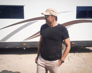 Oğuz Yağcı Instagram - "Hükümet Bey" Sinema filmimizin çekimleri tamamlandı..Mayıs ayında vizyonda olacak filmimiz 20 yıl önce yaşanmış gerçek bir hikayeden esinlenmiş olup bol kahkahalı ve eğlencelidir beklemede kalın.. 😇 Emeği geçen herkese teşekkürler.. #hükümetbeyfilm #Sinema #ufra #gaziantep #halfeti
