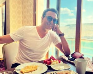 Oğuz Yağcı Instagram - "Hükümet Bey" Sinema filmimizin çekimleri tamamlandı..Mayıs ayında vizyonda olacak filmimiz 20 yıl önce yaşanmış gerçek bir hikayeden esinlenmiş olup bol kahkahalı ve eğlencelidir beklemede kalın.. 😇 Emeği geçen herkese teşekkürler.. #hükümetbeyfilm #Sinema #ufra #gaziantep #halfeti