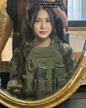 Oh Ha-young Instagram - 리얼한 전투를 보기 위해 저도 입어봤는데요 🪖
빨간 명찰까지 달아봤습니돳🫡