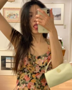 Oh Ji-yeon Instagram - 어두컴컴한 날씨에, 
질수없다! 그렇다면 나에게 
색칠해주기  2 🧡
음, 여러가지 색으로 히 
여러분도 해보세요오오 
효과 있다 이거?