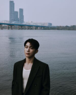 Oh Seung-hoon Instagram - @eyesmag 감사해요🤍 
멋진 분들과 함께한 새로운 작업 👍🏻

Creative Director
Oh seung hoon. @hoon.oh 
Kim Jae Cheon. @jaecheonism___ 

Visual Director
Park Tae II. @taeilpark 

Photo.
Yoon Song E. @songgge 

Styling.
Park Tae Il. @taeilpark 

Hair. 
Park Ha. @blow_tnim_minti 

Make up. 
Bo Ryeon. @blow_boryeon 

Special Thanks to, 
Just Entertainment.
Kim Soo Hyun.
Hwang Ji Yoo.

#오승훈 #아이즈매거진 #eyesmag #eyesmagazine