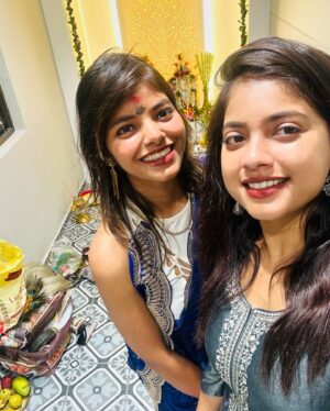 Oindrila Bose Instagram - Nothing beats a friendly affair filled with laughter, good vibes, tasty food and great company. Here’s to moments that turn into memories! 🌟
 #FriendshipGoals #GoodTimes #jaijagannath